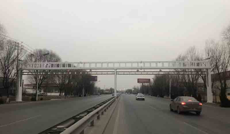 图木舒克公路限高杆